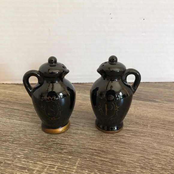 Vtg Novelty  Salt and Pepper Shakers - Picture 1 of 12